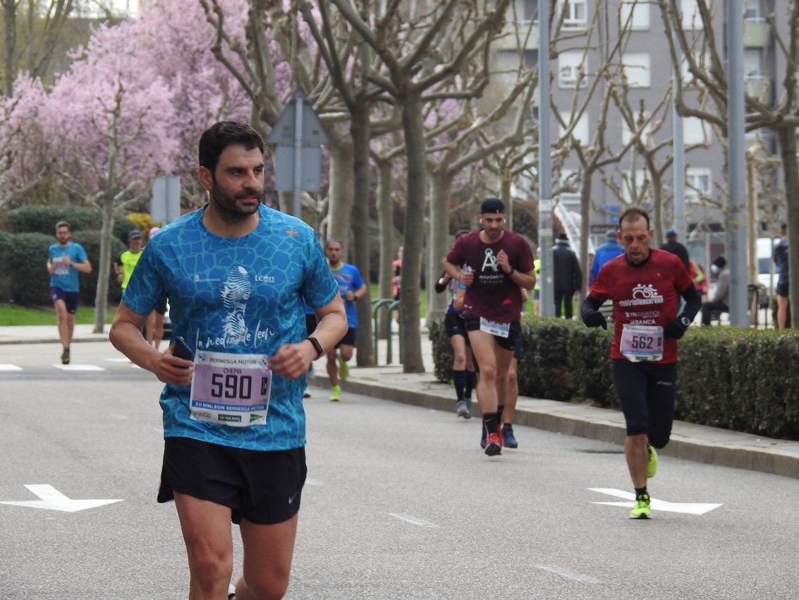 Los corredores han participado en esta prueba que recorre 21 kilómetros por la ciudad de León.