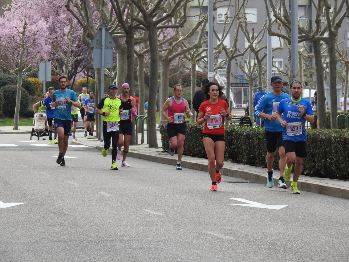 Los corredores han participado en esta prueba que recorre 21 kilómetros por la ciudad de León.