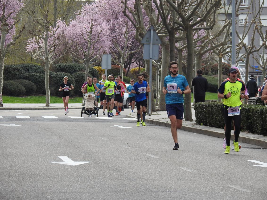 Los corredores han participado en esta prueba que recorre 21 kilómetros por la ciudad de León.