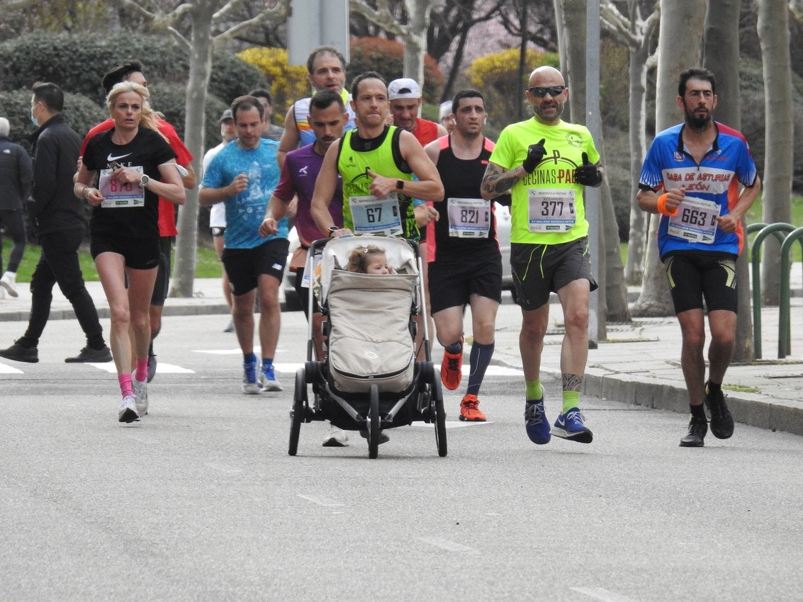 Los corredores han participado en esta prueba que recorre 21 kilómetros por la ciudad de León.