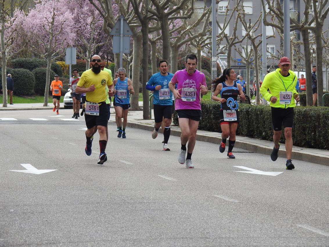 Los corredores han participado en esta prueba que recorre 21 kilómetros por la ciudad de León.