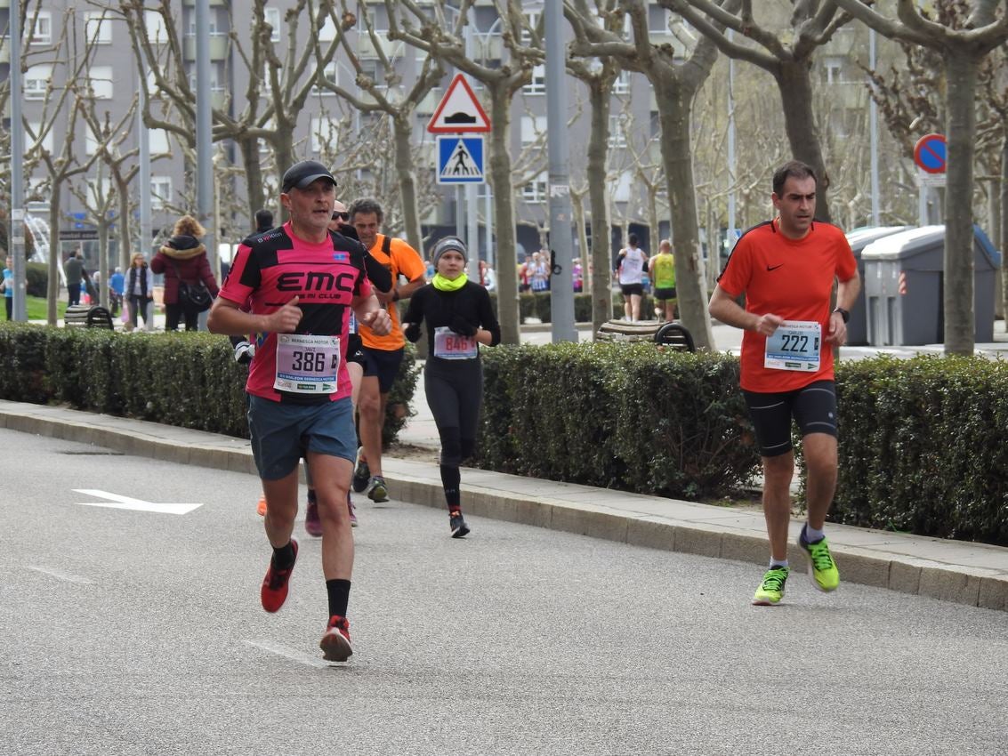 Los corredores han participado en esta prueba que recorre 21 kilómetros por la ciudad de León.