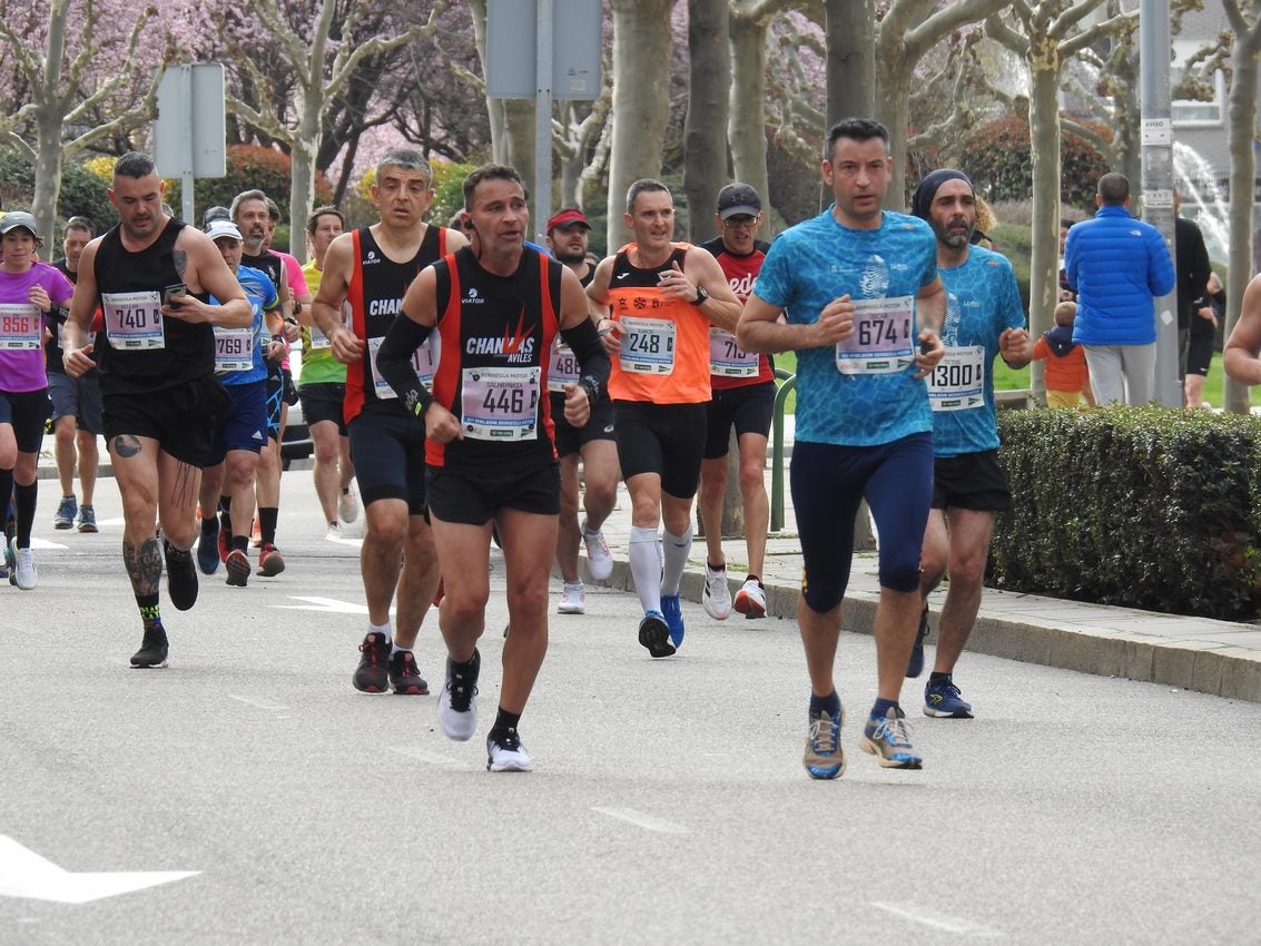 Los corredores han participado en esta prueba que recorre 21 kilómetros por la ciudad de León.