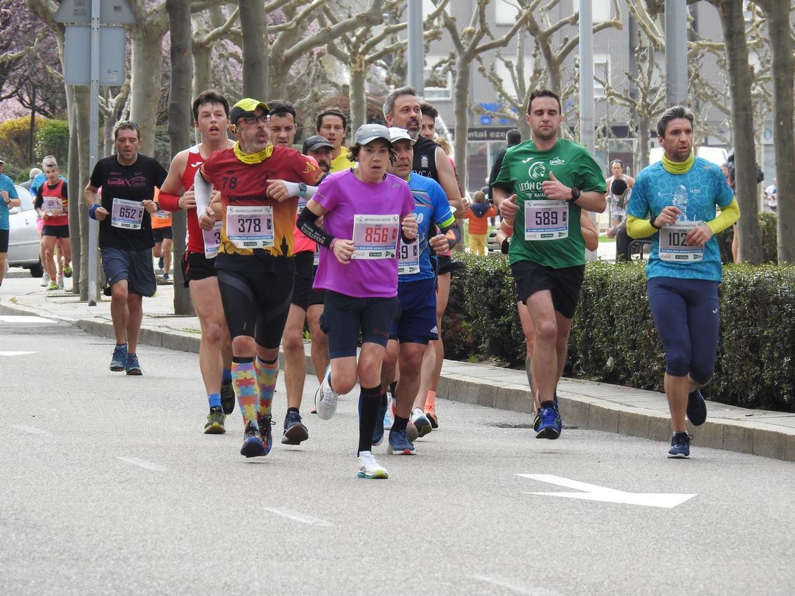 Los corredores han participado en esta prueba que recorre 21 kilómetros por la ciudad de León.