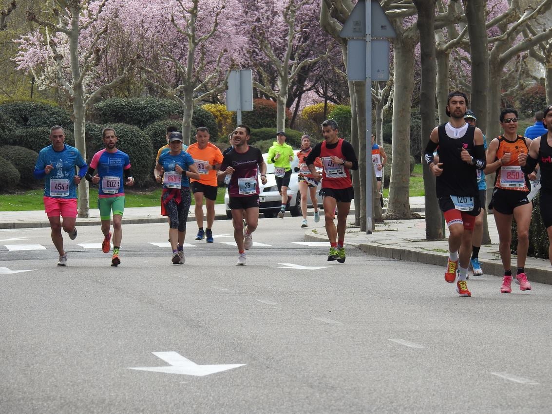 Los corredores han participado en esta prueba que recorre 21 kilómetros por la ciudad de León.