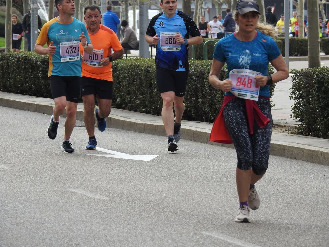 Los corredores han participado en esta prueba que recorre 21 kilómetros por la ciudad de León.