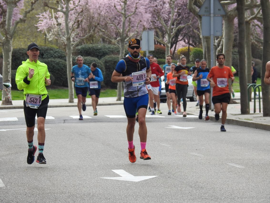 Los corredores han participado en esta prueba que recorre 21 kilómetros por la ciudad de León.