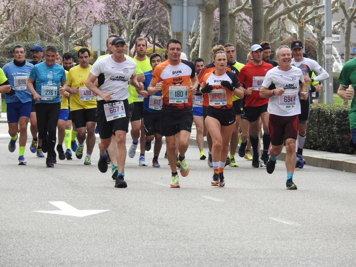 Los corredores han participado en esta prueba que recorre 21 kilómetros por la ciudad de León.