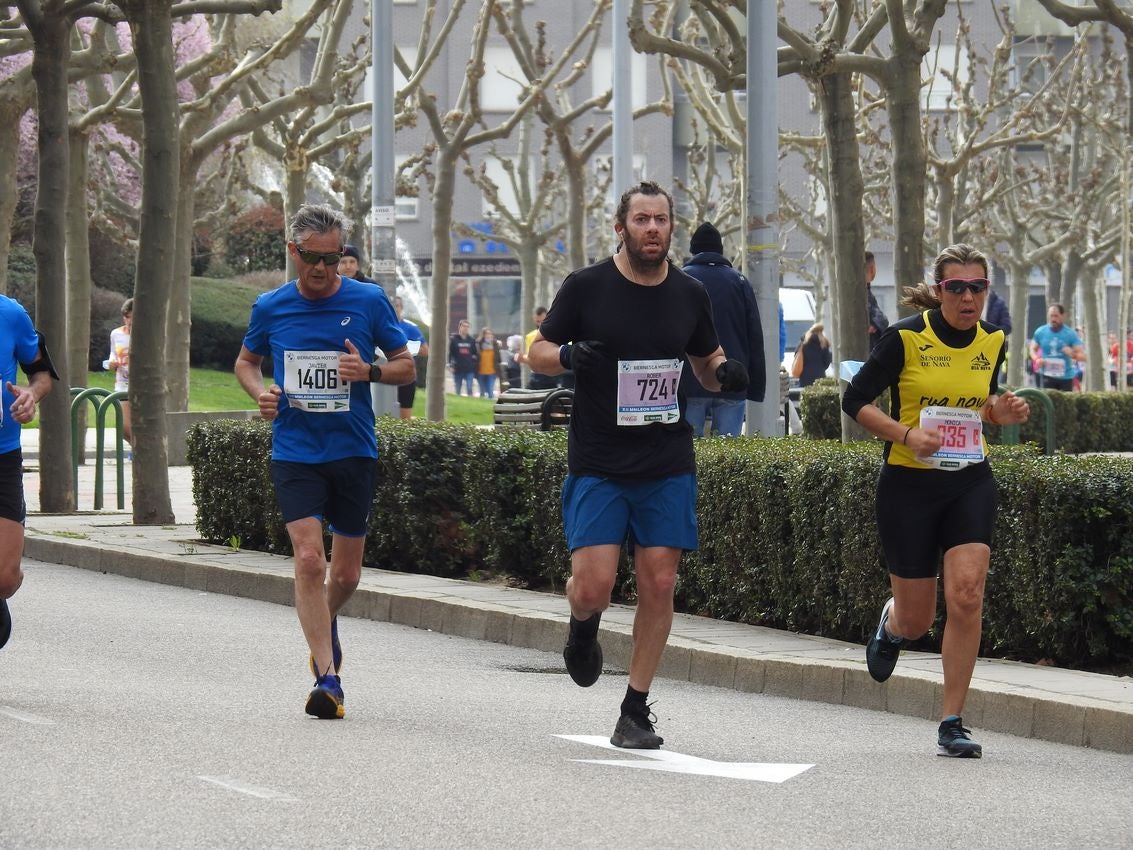 Los corredores han participado en esta prueba que recorre 21 kilómetros por la ciudad de León.