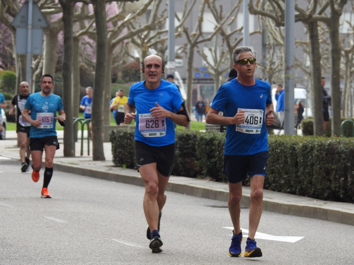 Los corredores han participado en esta prueba que recorre 21 kilómetros por la ciudad de León.