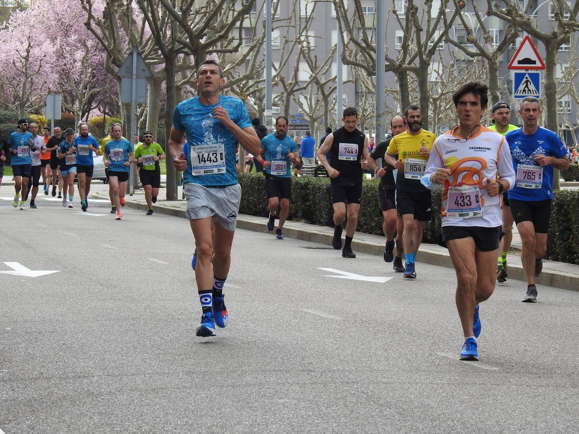 Los corredores han participado en esta prueba que recorre 21 kilómetros por la ciudad de León.