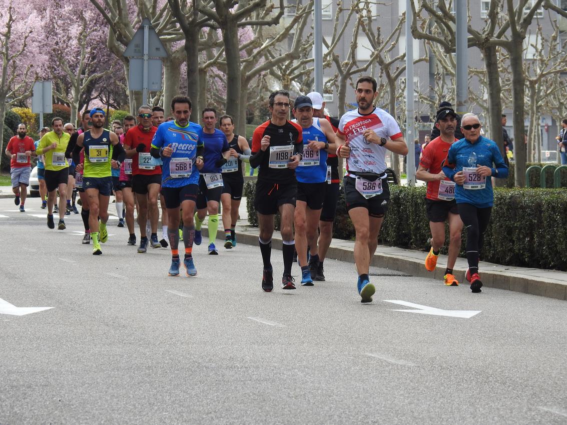 Los corredores han participado en esta prueba que recorre 21 kilómetros por la ciudad de León.