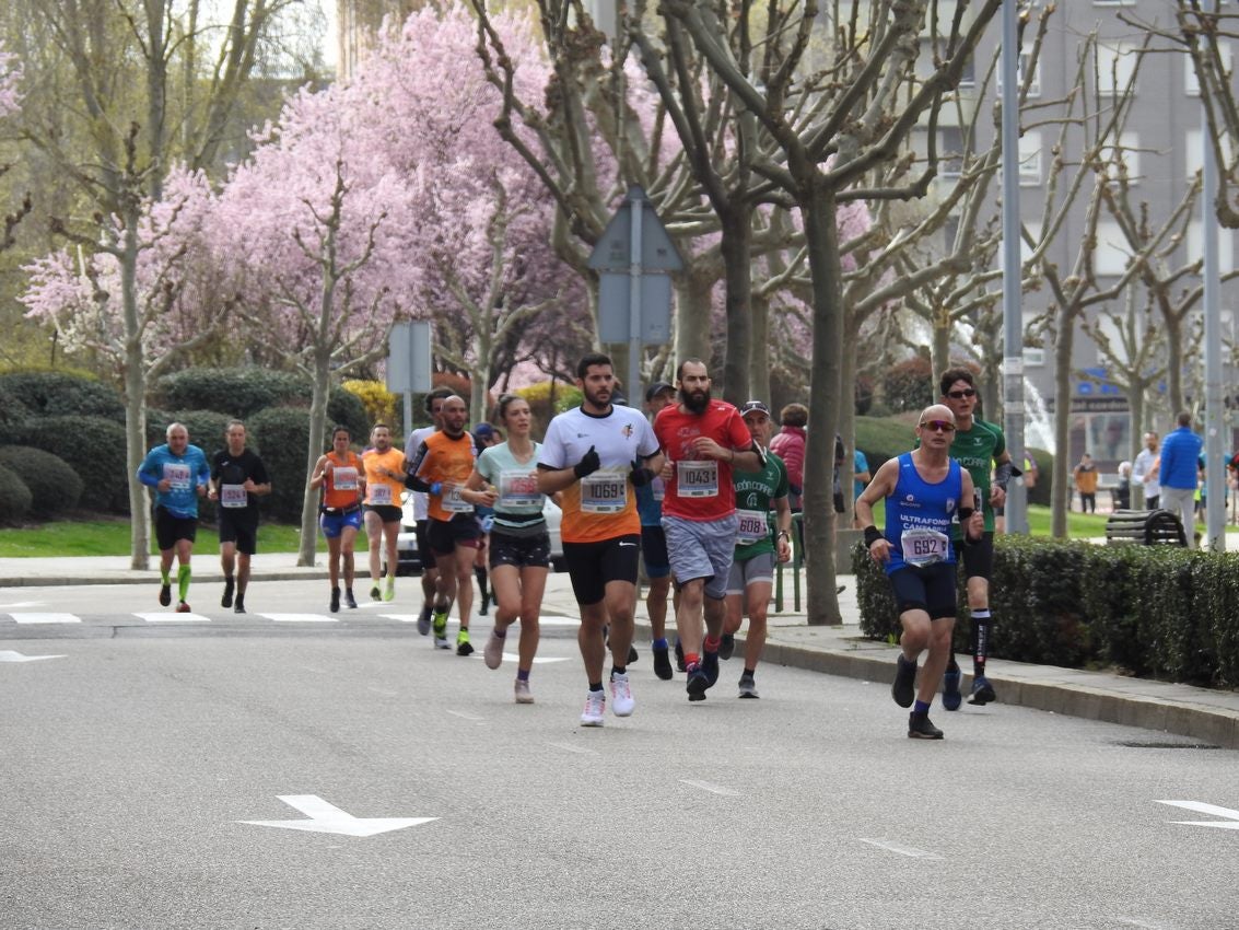 Los corredores han participado en esta prueba que recorre 21 kilómetros por la ciudad de León.