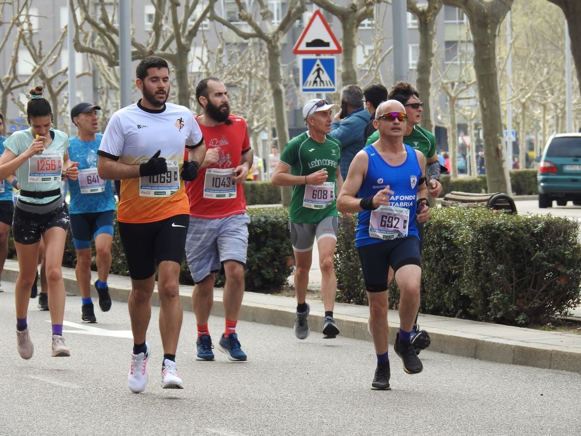 Los corredores han participado en esta prueba que recorre 21 kilómetros por la ciudad de León.