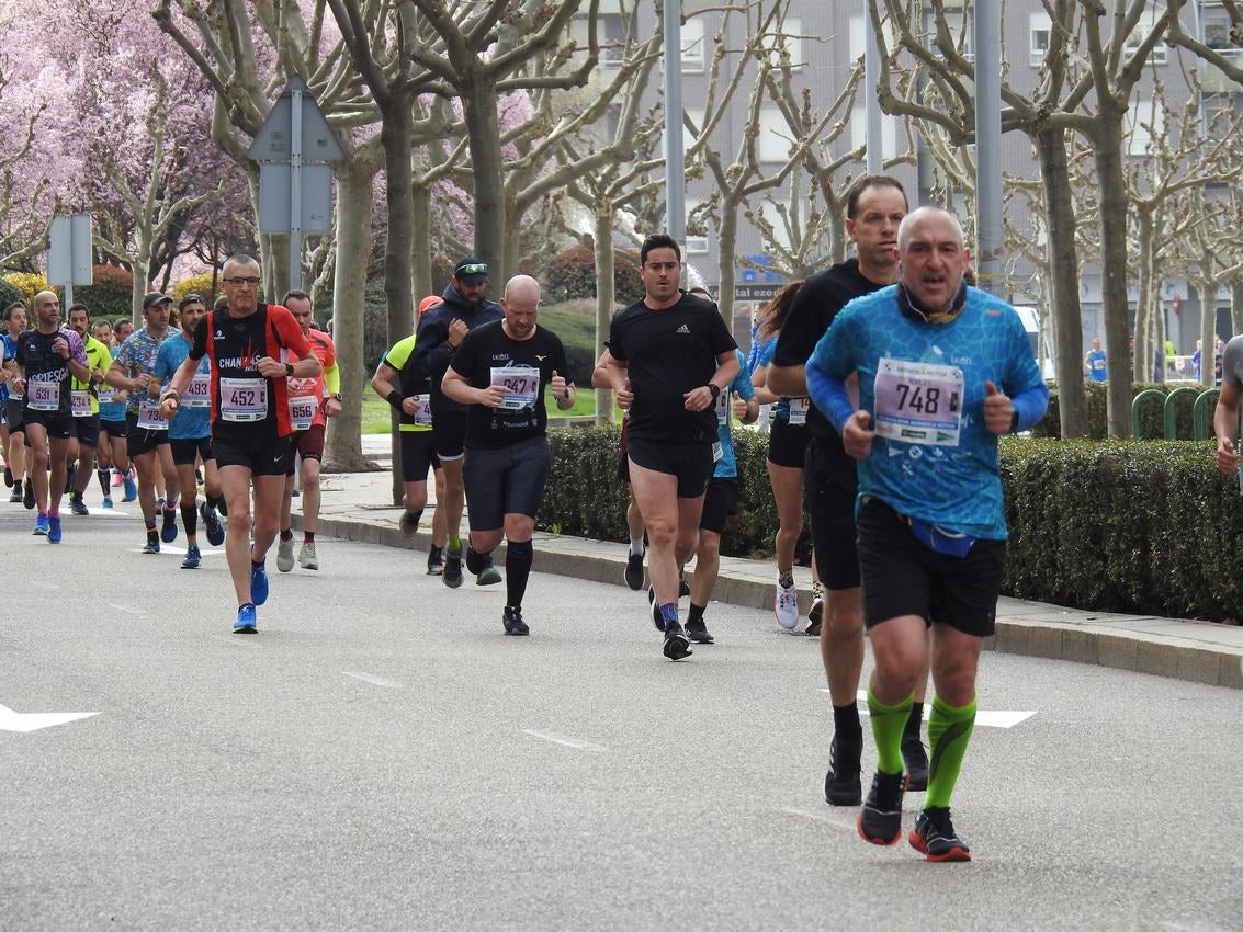 Los corredores han participado en esta prueba que recorre 21 kilómetros por la ciudad de León.