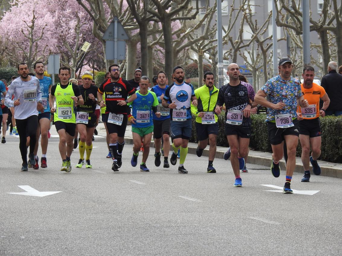 Los corredores han participado en esta prueba que recorre 21 kilómetros por la ciudad de León.