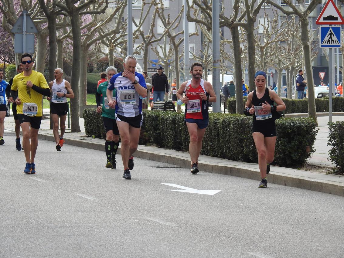 Los corredores han participado en esta prueba que recorre 21 kilómetros por la ciudad de León.