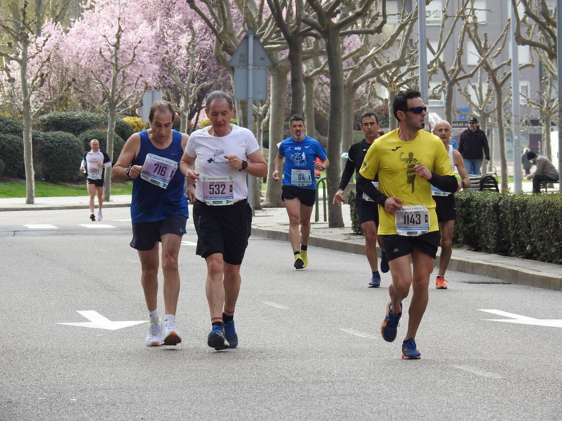 Los corredores han participado en esta prueba que recorre 21 kilómetros por la ciudad de León.