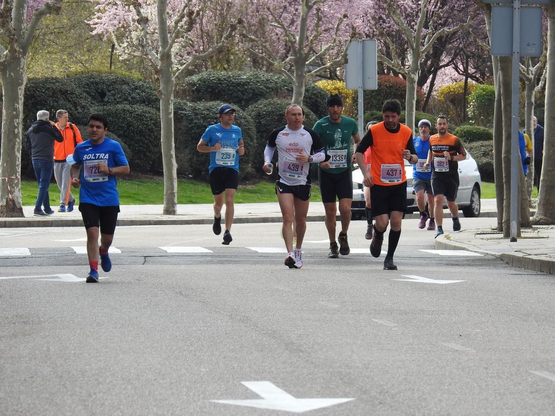 Los corredores han participado en esta prueba que recorre 21 kilómetros por la ciudad de León.