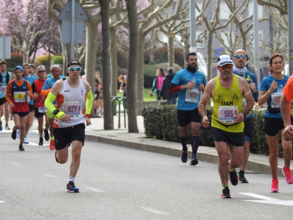 Los corredores han participado en esta prueba que recorre 21 kilómetros por la ciudad de León.