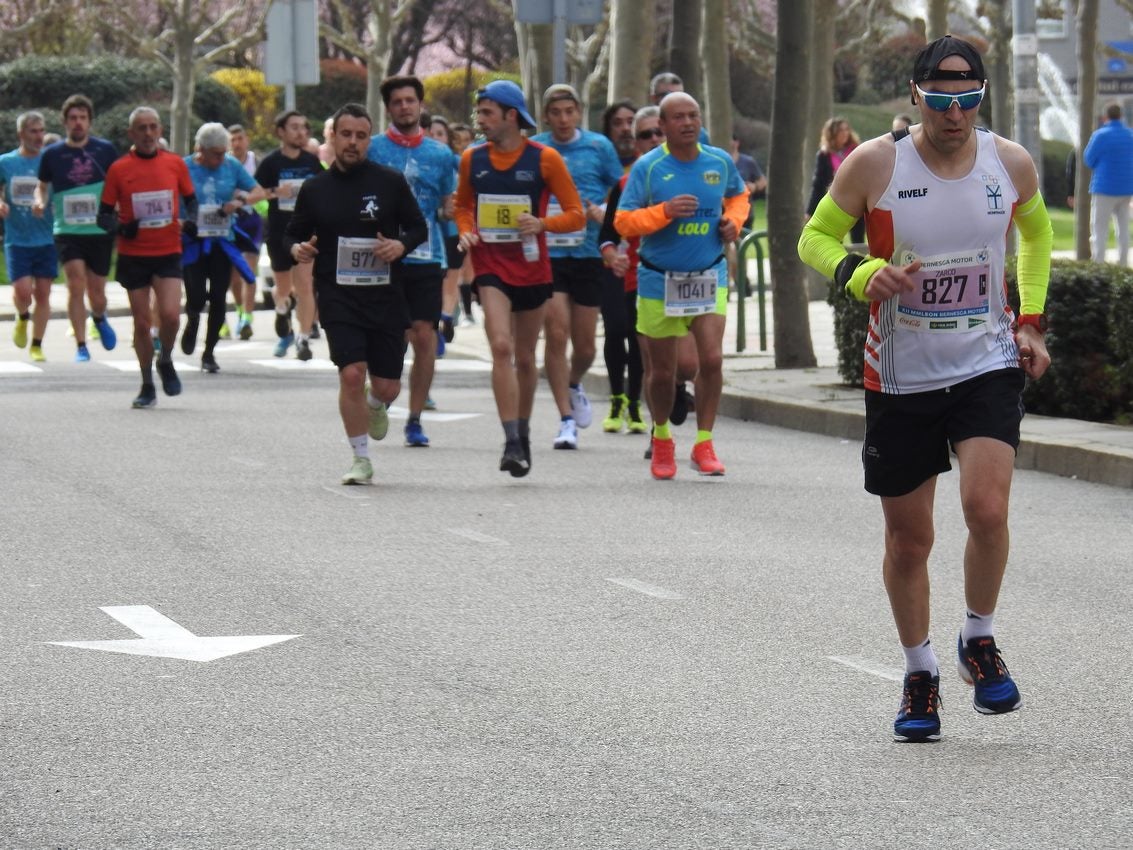 Los corredores han participado en esta prueba que recorre 21 kilómetros por la ciudad de León.