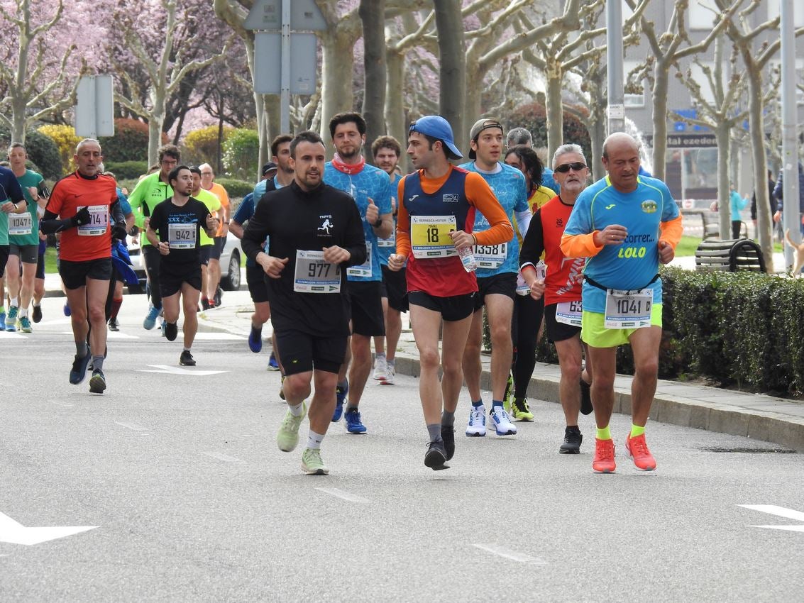 Los corredores han participado en esta prueba que recorre 21 kilómetros por la ciudad de León.