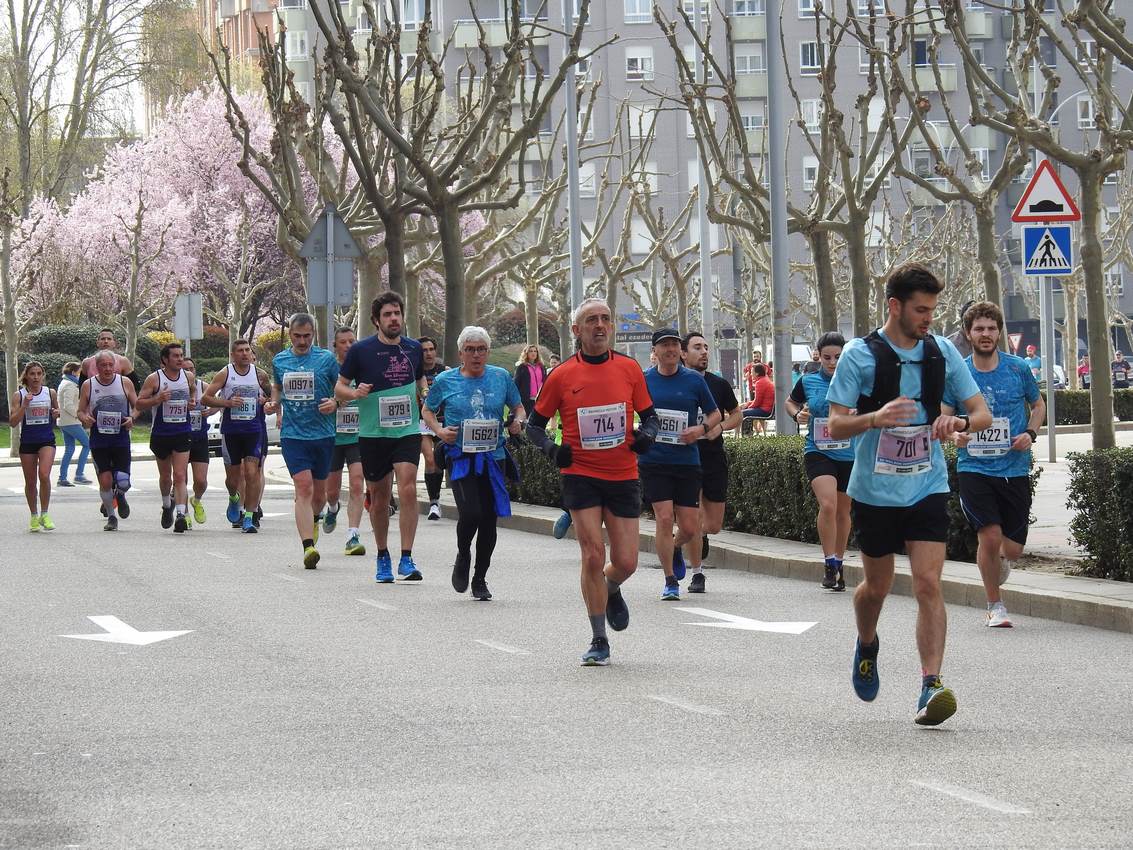 Los corredores han participado en esta prueba que recorre 21 kilómetros por la ciudad de León.