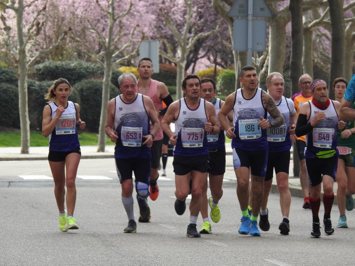 Los corredores han participado en esta prueba que recorre 21 kilómetros por la ciudad de León.