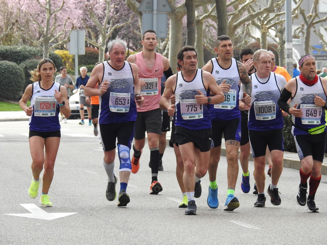 Los corredores han participado en esta prueba que recorre 21 kilómetros por la ciudad de León.