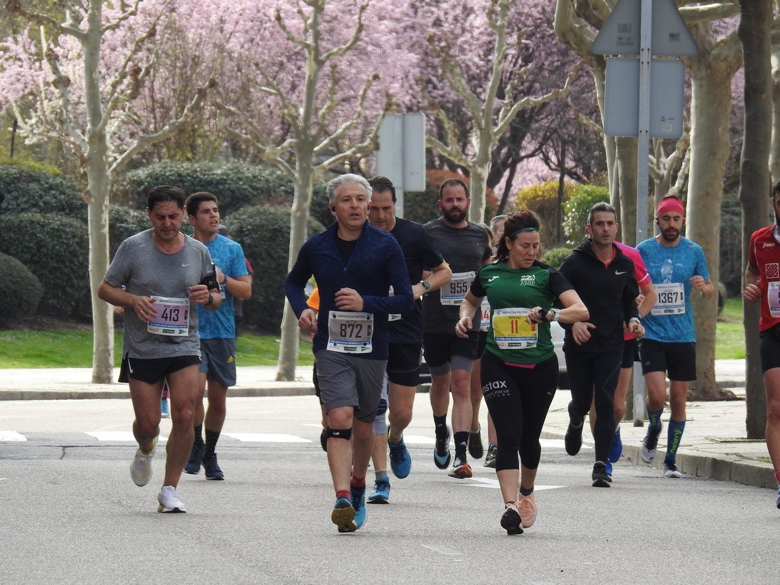 Los corredores han participado en esta prueba que recorre 21 kilómetros por la ciudad de León.