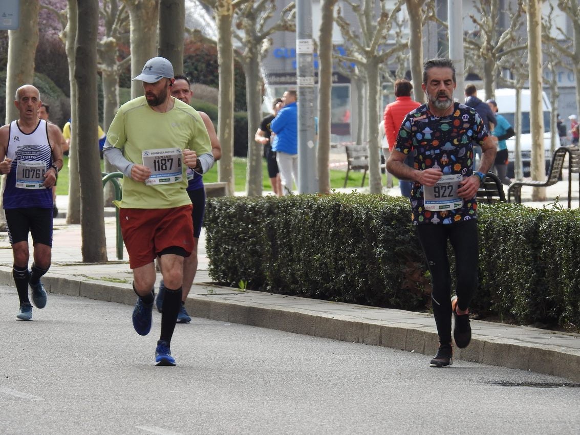 Los corredores han participado en esta prueba que recorre 21 kilómetros por la ciudad de León.