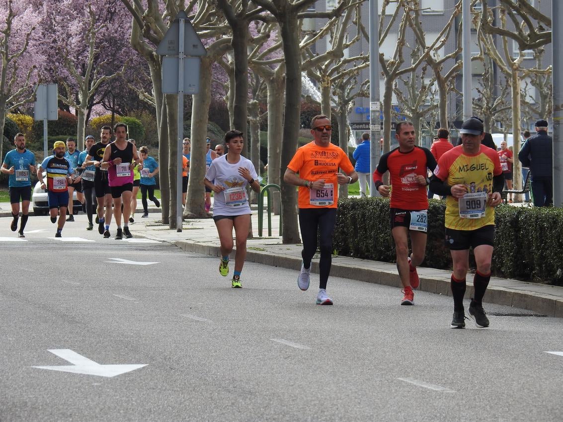 Los corredores han participado en esta prueba que recorre 21 kilómetros por la ciudad de León.