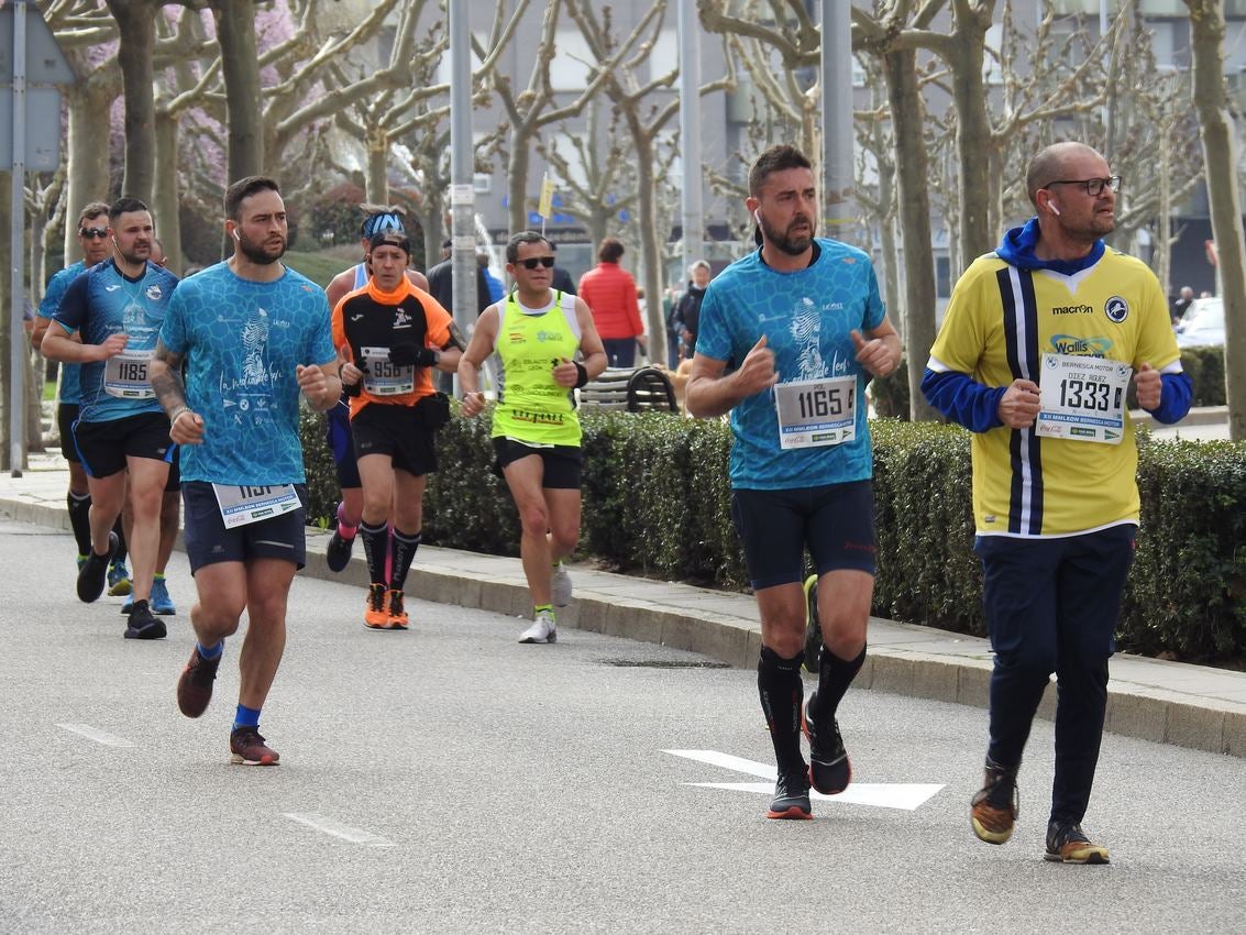 Los corredores han participado en esta prueba que recorre 21 kilómetros por la ciudad de León.