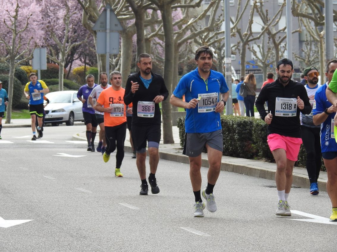 Los corredores han participado en esta prueba que recorre 21 kilómetros por la ciudad de León.