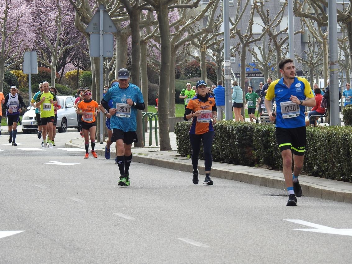 Los corredores han participado en esta prueba que recorre 21 kilómetros por la ciudad de León.