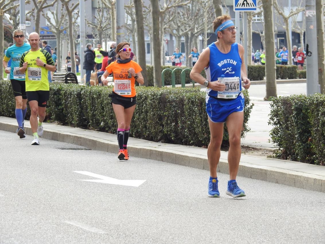 Los corredores han participado en esta prueba que recorre 21 kilómetros por la ciudad de León.