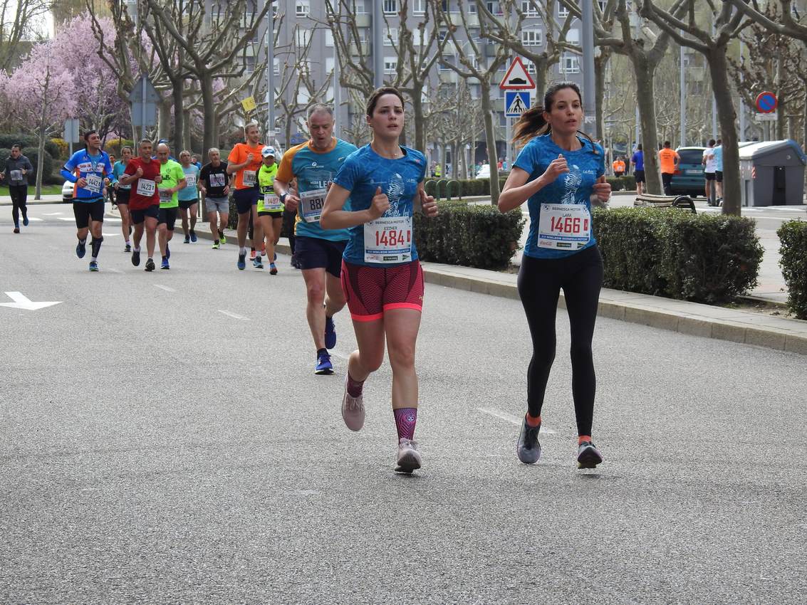 Los corredores han participado en esta prueba que recorre 21 kilómetros por la ciudad de León.