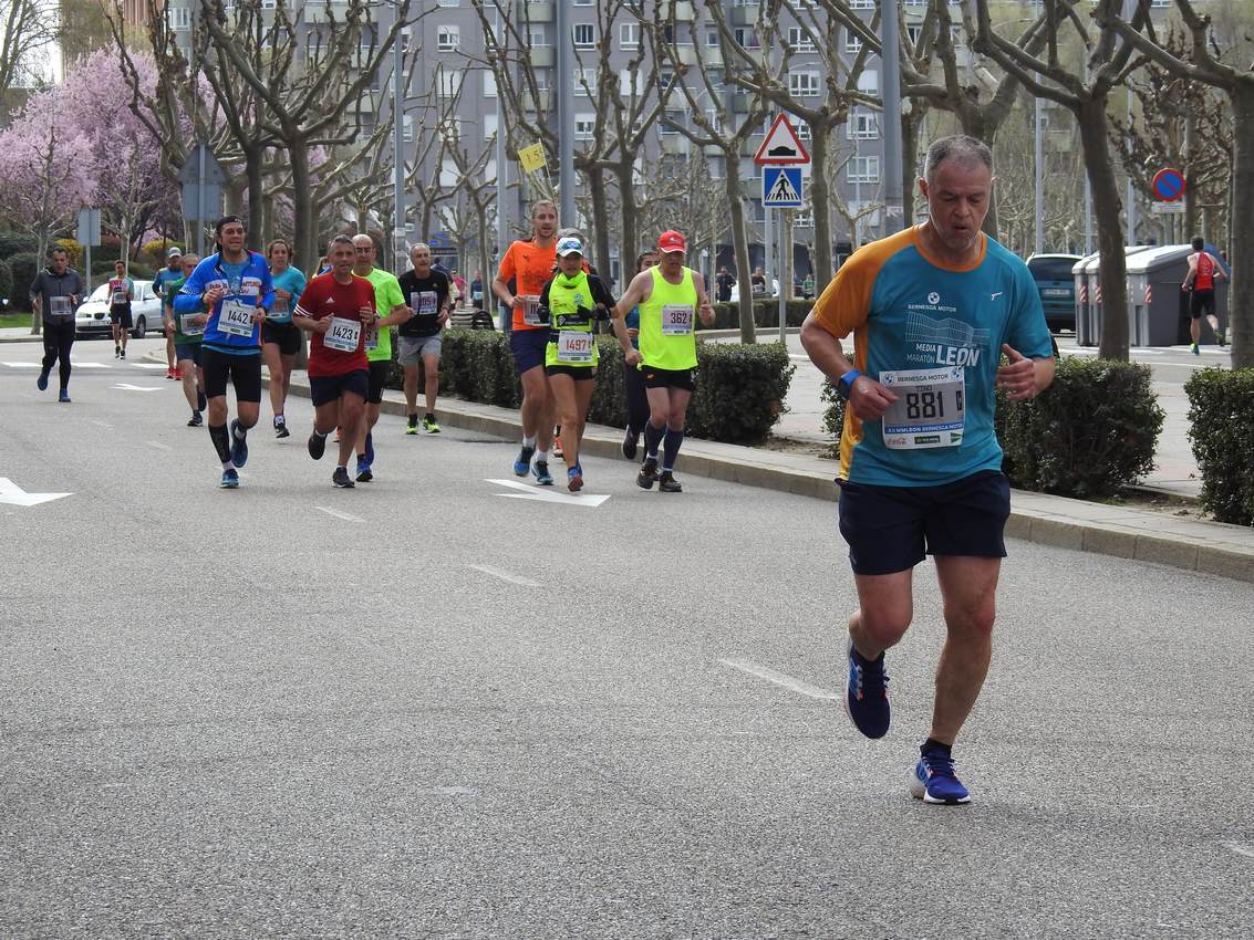 Los corredores han participado en esta prueba que recorre 21 kilómetros por la ciudad de León.