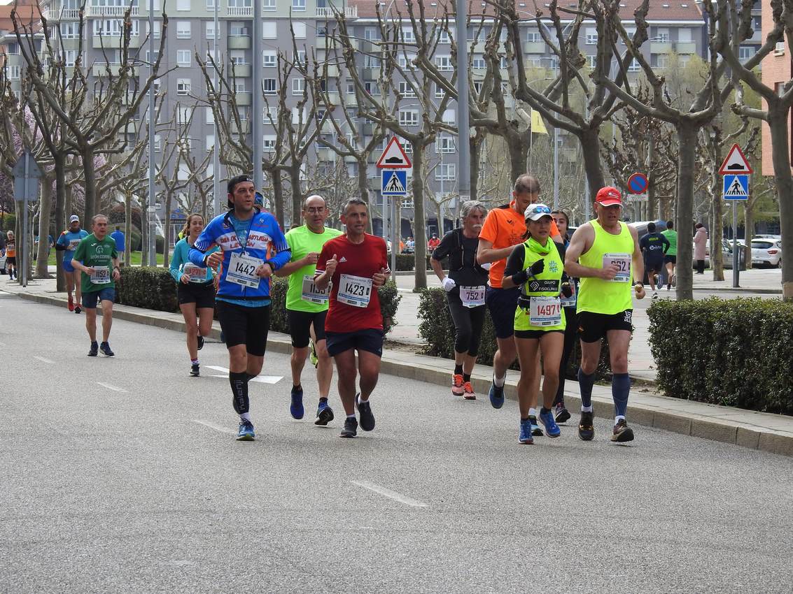 Los corredores han participado en esta prueba que recorre 21 kilómetros por la ciudad de León.