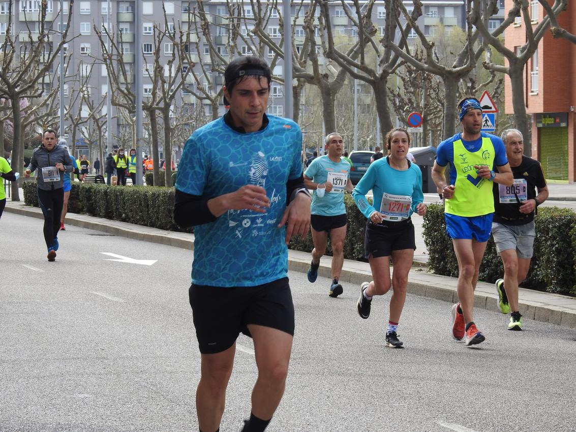 Los corredores han participado en esta prueba que recorre 21 kilómetros por la ciudad de León.