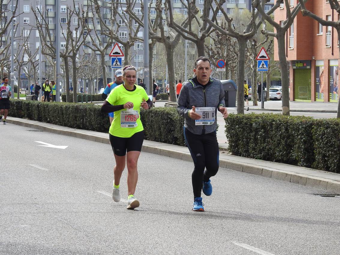 Los corredores han participado en esta prueba que recorre 21 kilómetros por la ciudad de León.