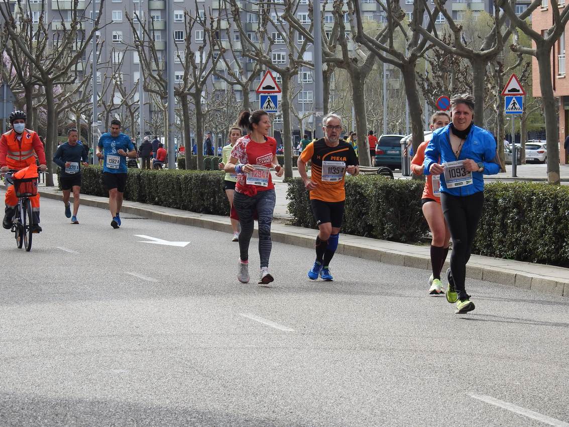 Los corredores han participado en esta prueba que recorre 21 kilómetros por la ciudad de León.