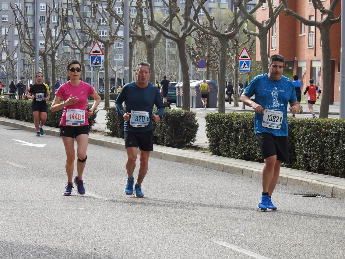 Los corredores han participado en esta prueba que recorre 21 kilómetros por la ciudad de León.