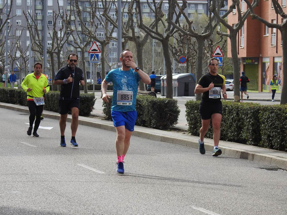 Los corredores han participado en esta prueba que recorre 21 kilómetros por la ciudad de León.