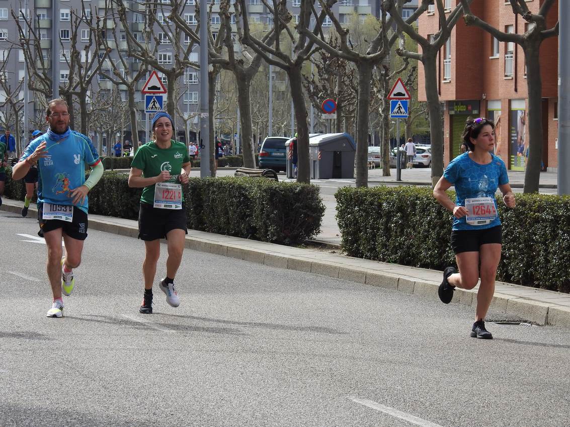 Los corredores han participado en esta prueba que recorre 21 kilómetros por la ciudad de León.