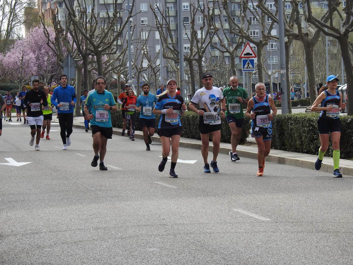 Los corredores han participado en esta prueba que recorre 21 kilómetros por la ciudad de León.