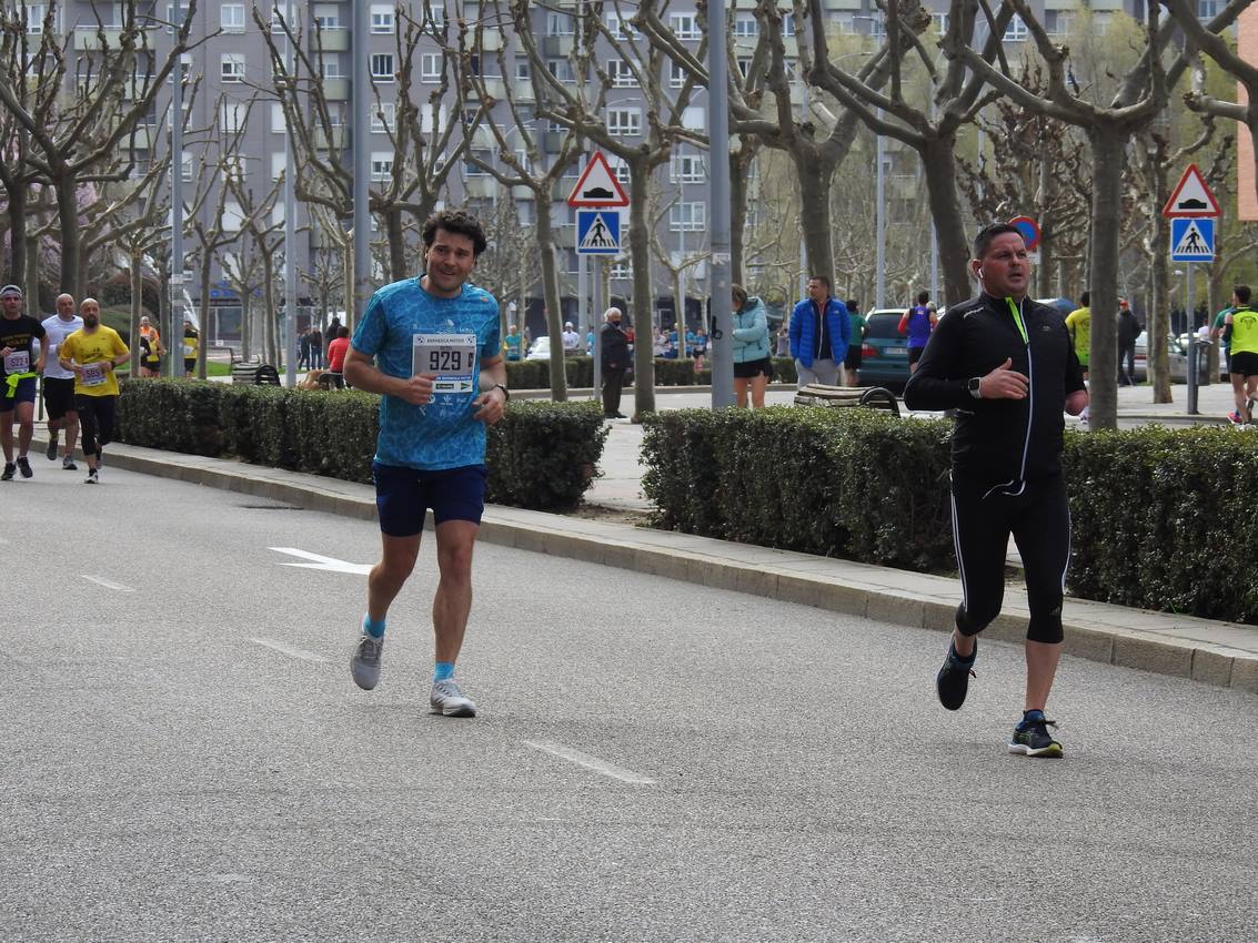 Los corredores han participado en esta prueba que recorre 21 kilómetros por la ciudad de León.