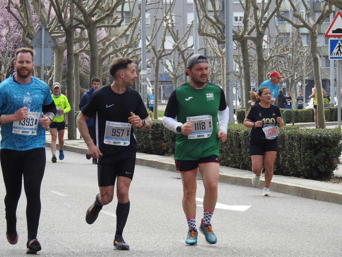 Los corredores han participado en esta prueba que recorre 21 kilómetros por la ciudad de León.