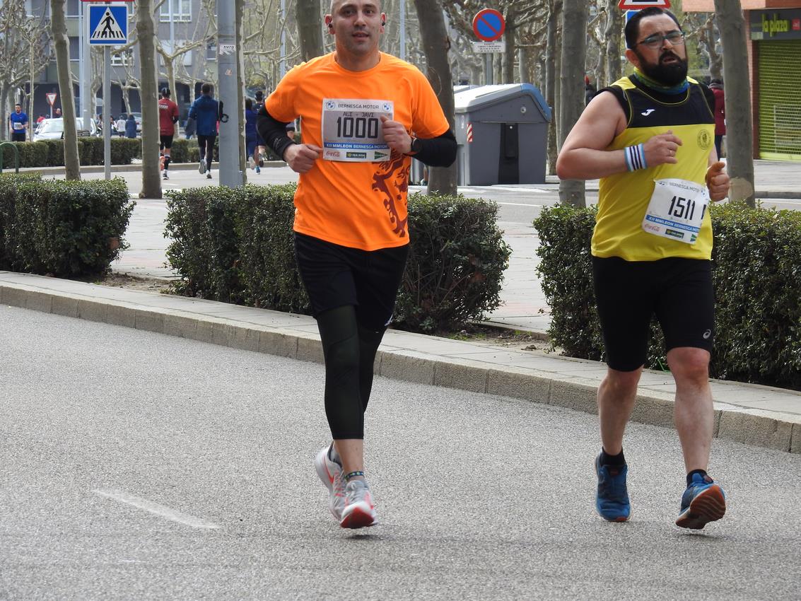 Los corredores han participado en esta prueba que recorre 21 kilómetros por la ciudad de León.