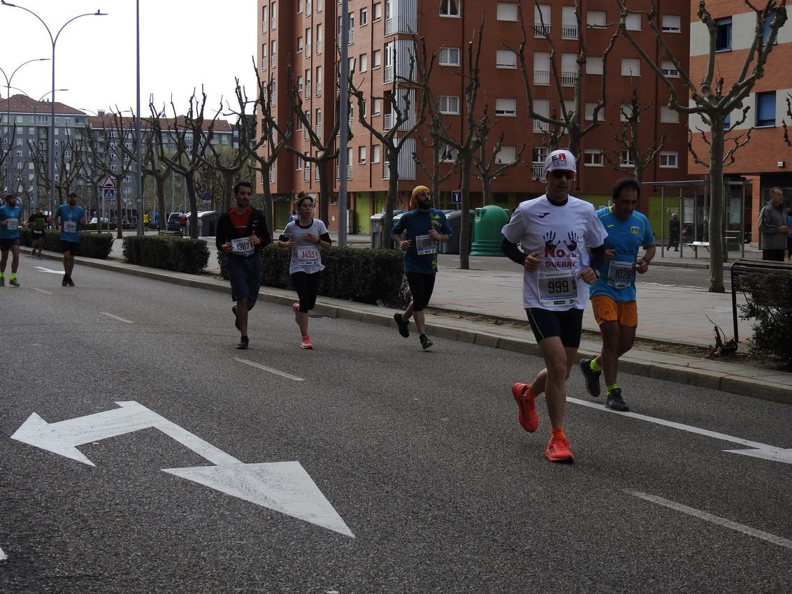 Los corredores han participado en esta prueba que recorre 21 kilómetros por la ciudad de León.